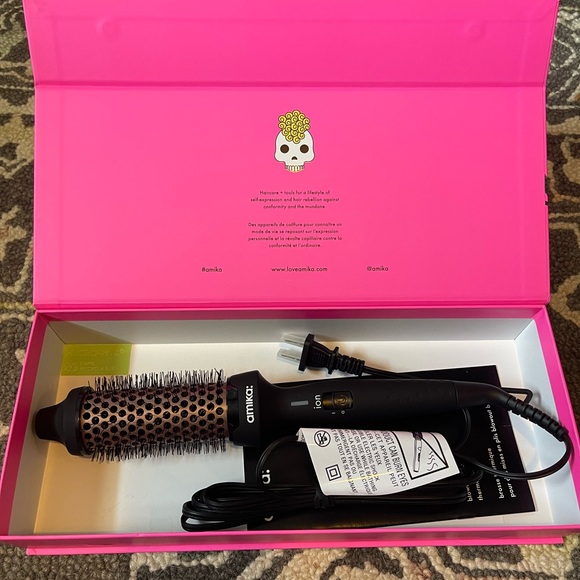 Amika Blowout Babe Thermal Brush - Picture 2 of 3